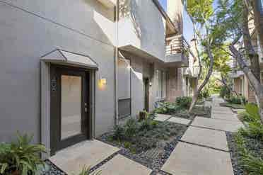 Condo with private bathroom for ren