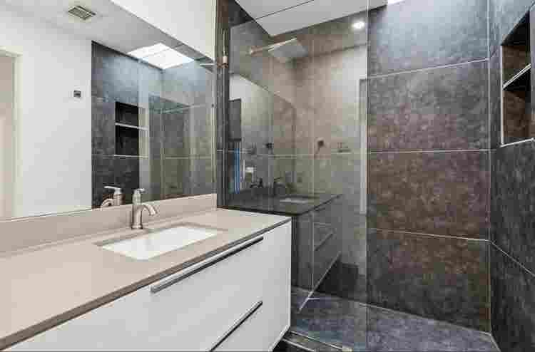 Condo with private bathroom for ren