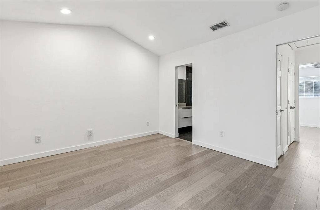 Condo with private bathroom for ren