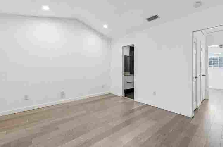 Condo with private bathroom for ren