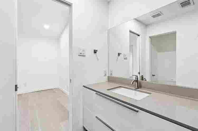 Condo with private bathroom for ren