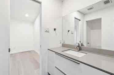 Condo with private bathroom for ren