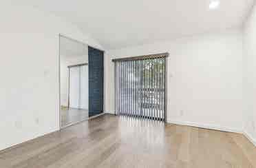 Condo with private bathroom for ren