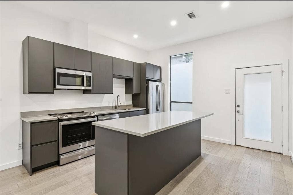 Condo with private bathroom for ren