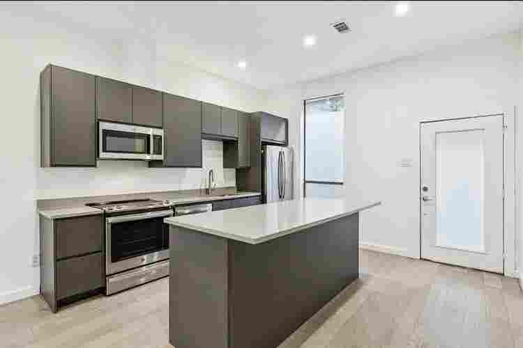 Condo with private bathroom for ren