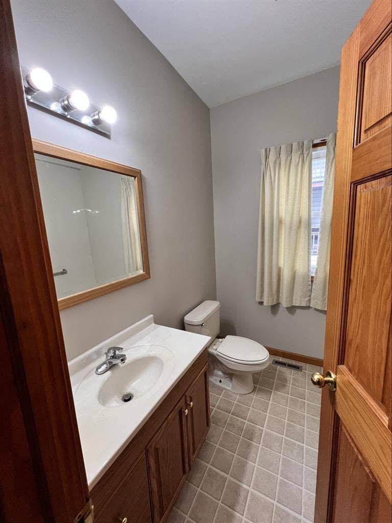 1Bed & Shared Bathroom