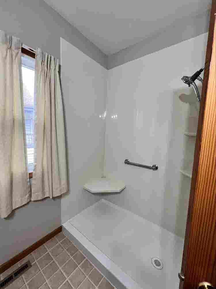 1Bed & Shared Bathroom