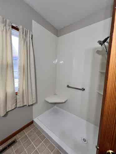 1Bed & Shared Bathroom