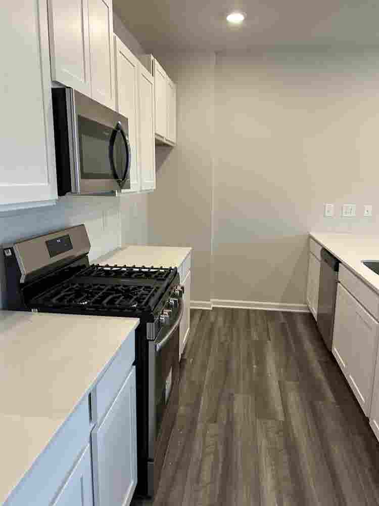 2 rooms 
for rent in new townhouse