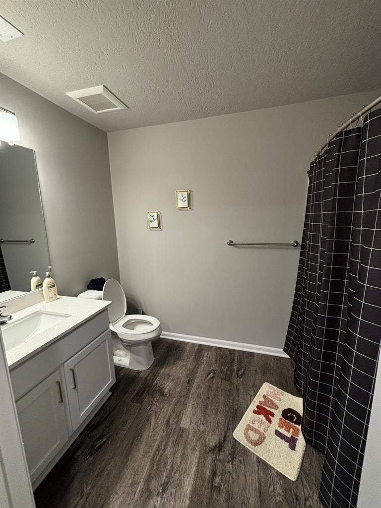 Need roommate!!