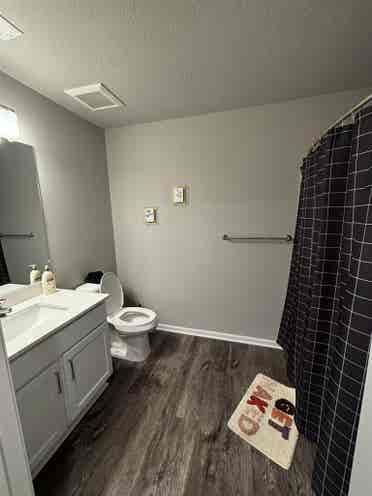Need roommate!!