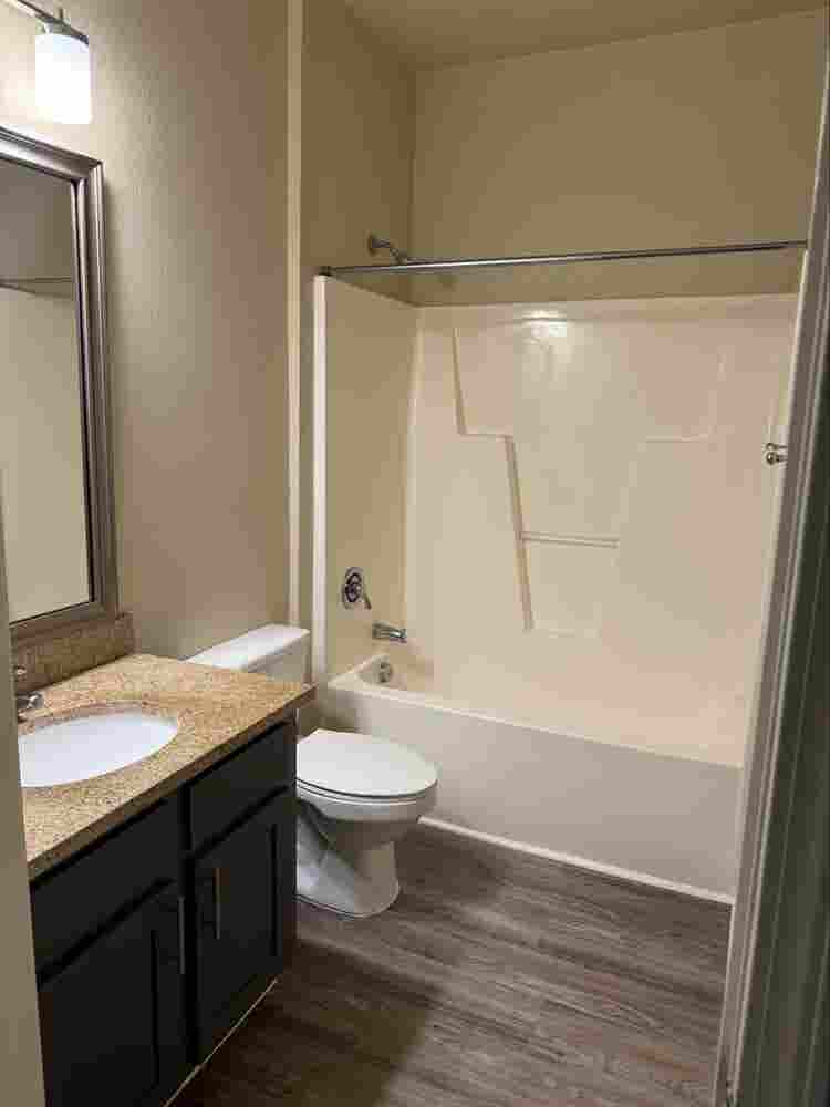 🏠 private room available
