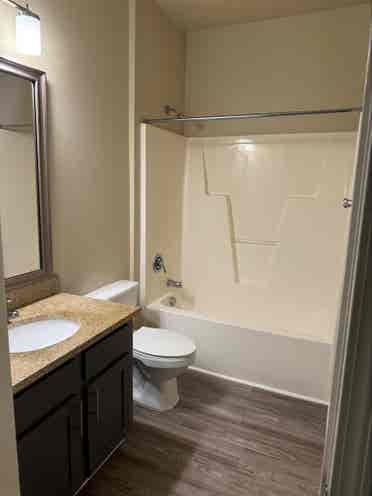 🏠 private room available