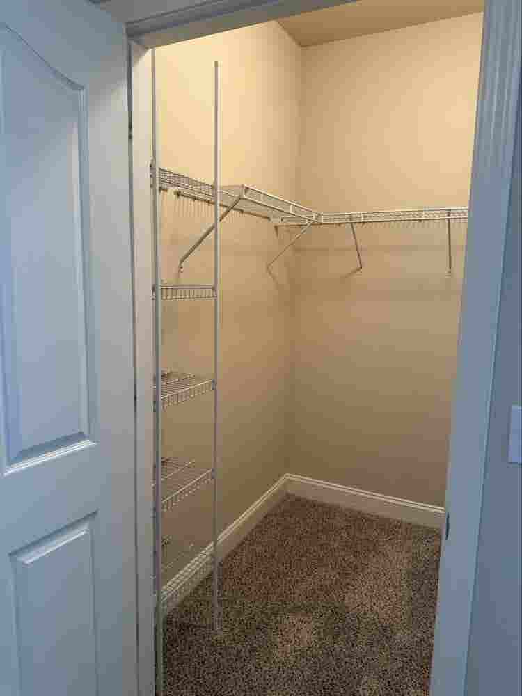 🏠 private room available