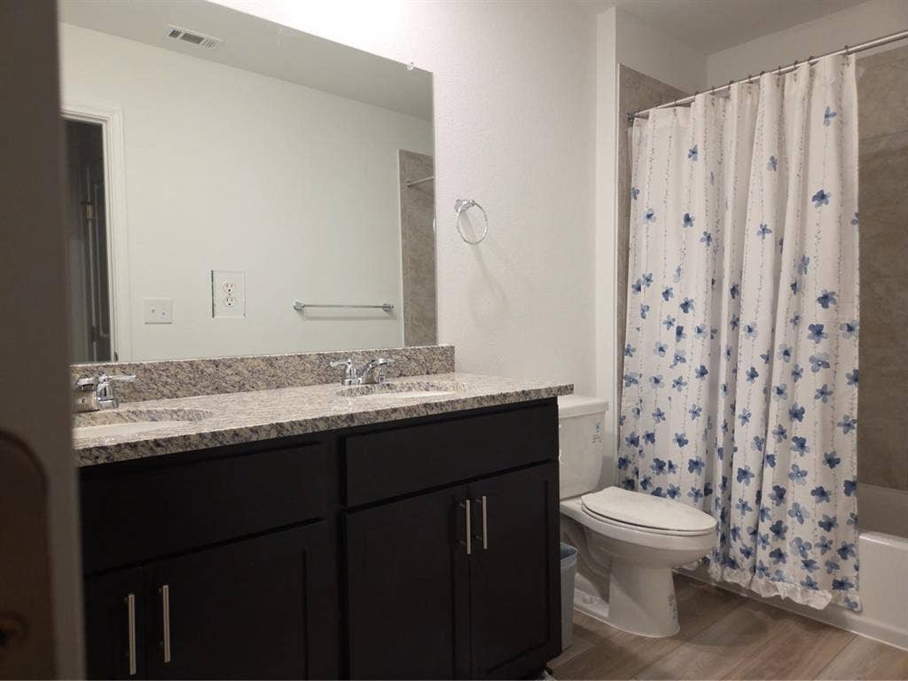 Room for rent. Close to Tesla.