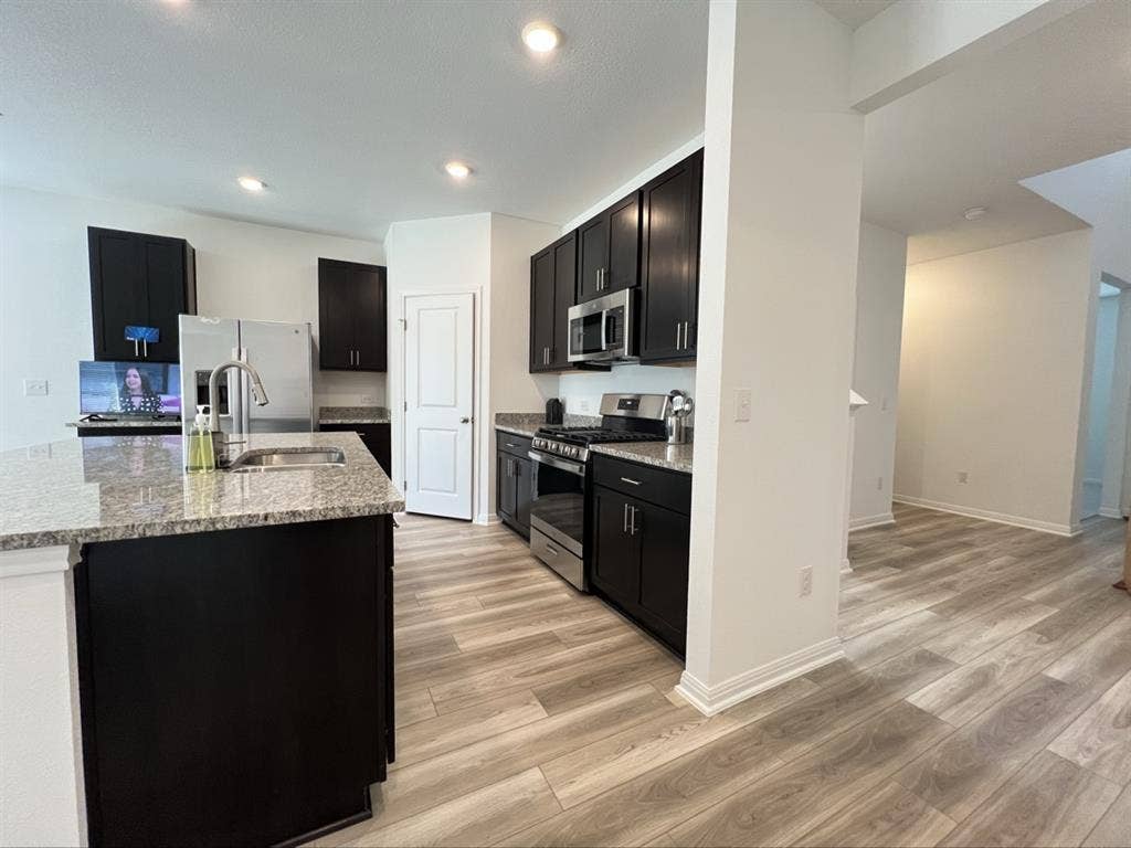 Room for rent. Close to Tesla.