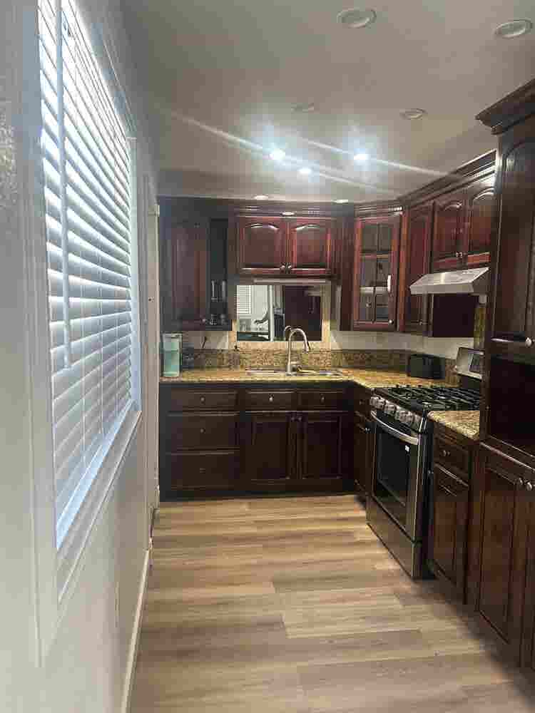College students-3 rooms available!