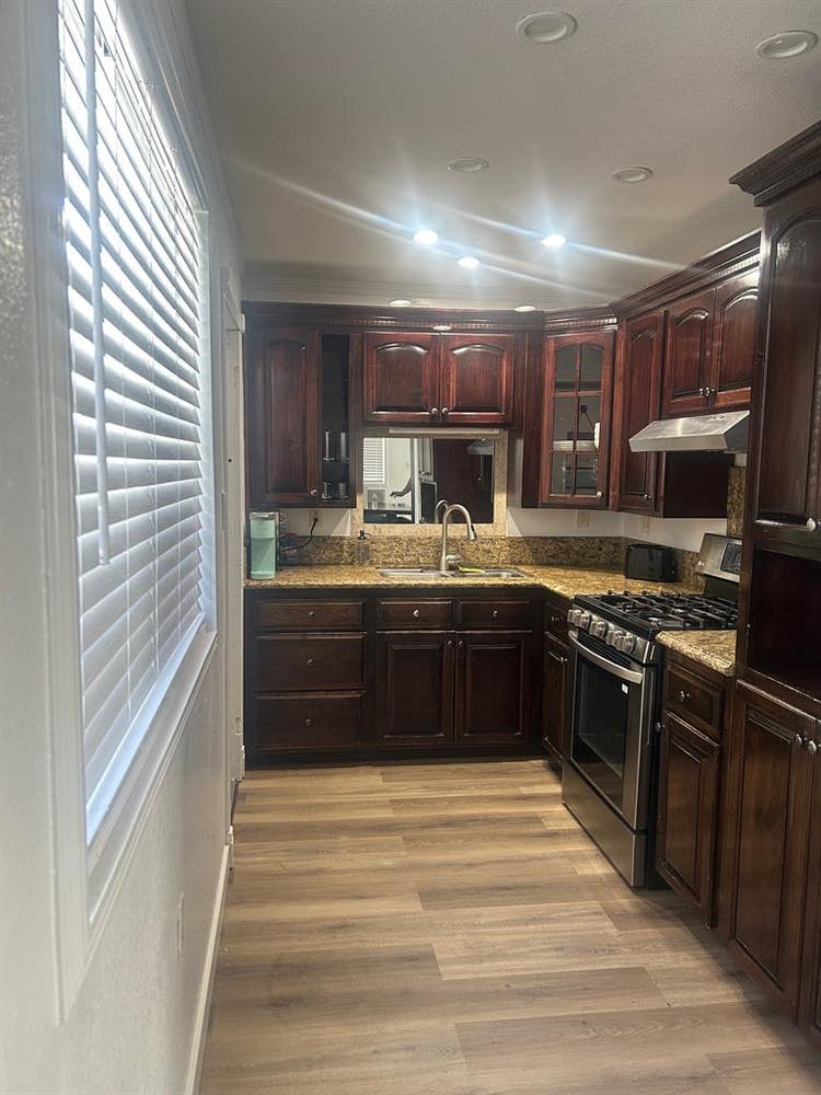 College students-3 rooms available!