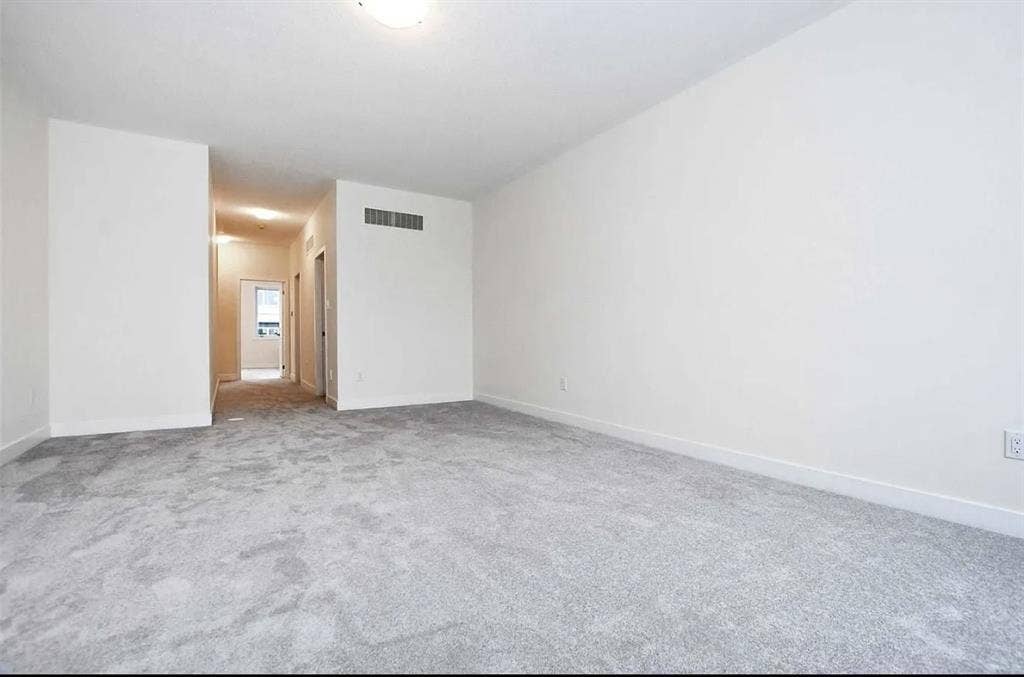 Room for rent with 2 roomies