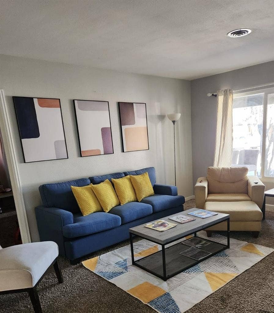 Comfortable Room In Aurora