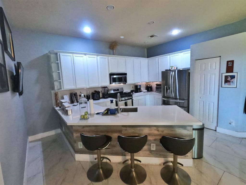 Room in Weston Fl full furniture