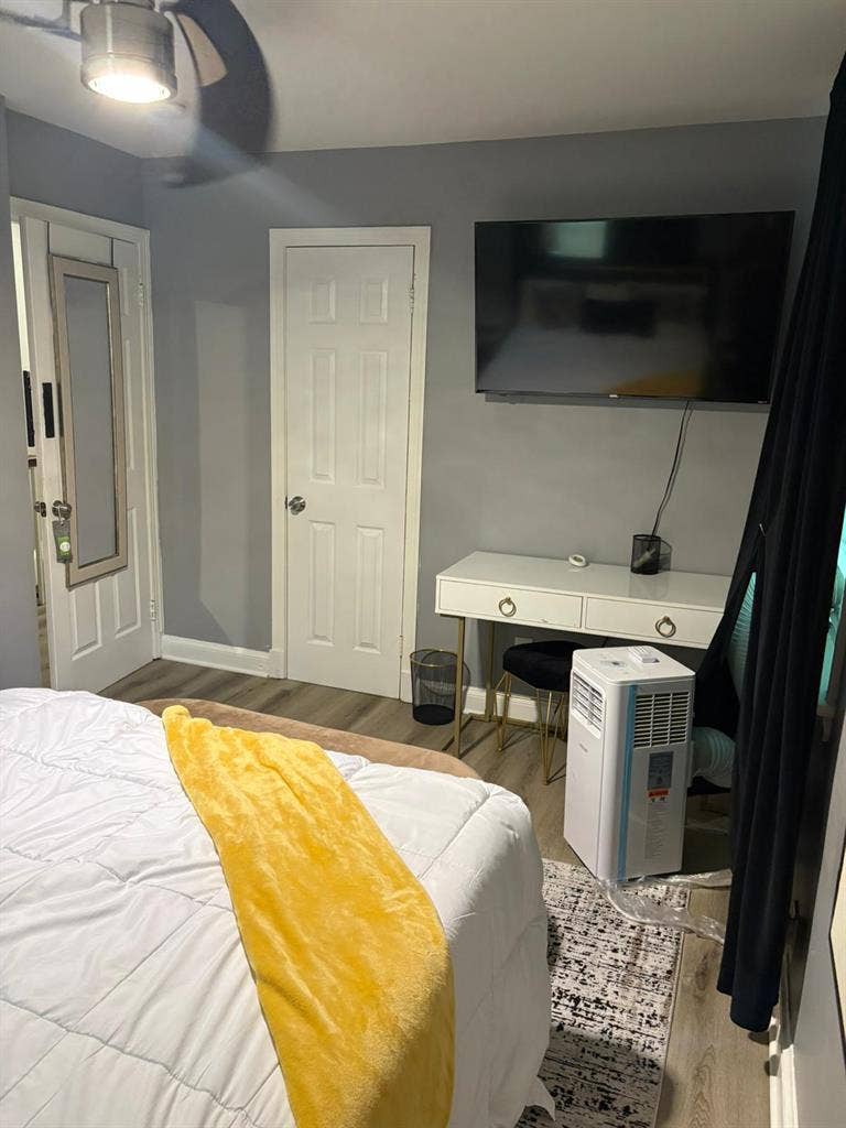 Private Room 2 with Shared Bathroom