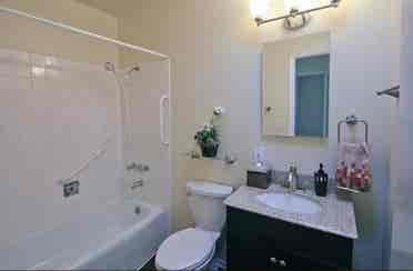 Room in Beautiful Home Neighborhood