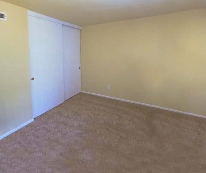 Room in Beautiful Home Neighborhood