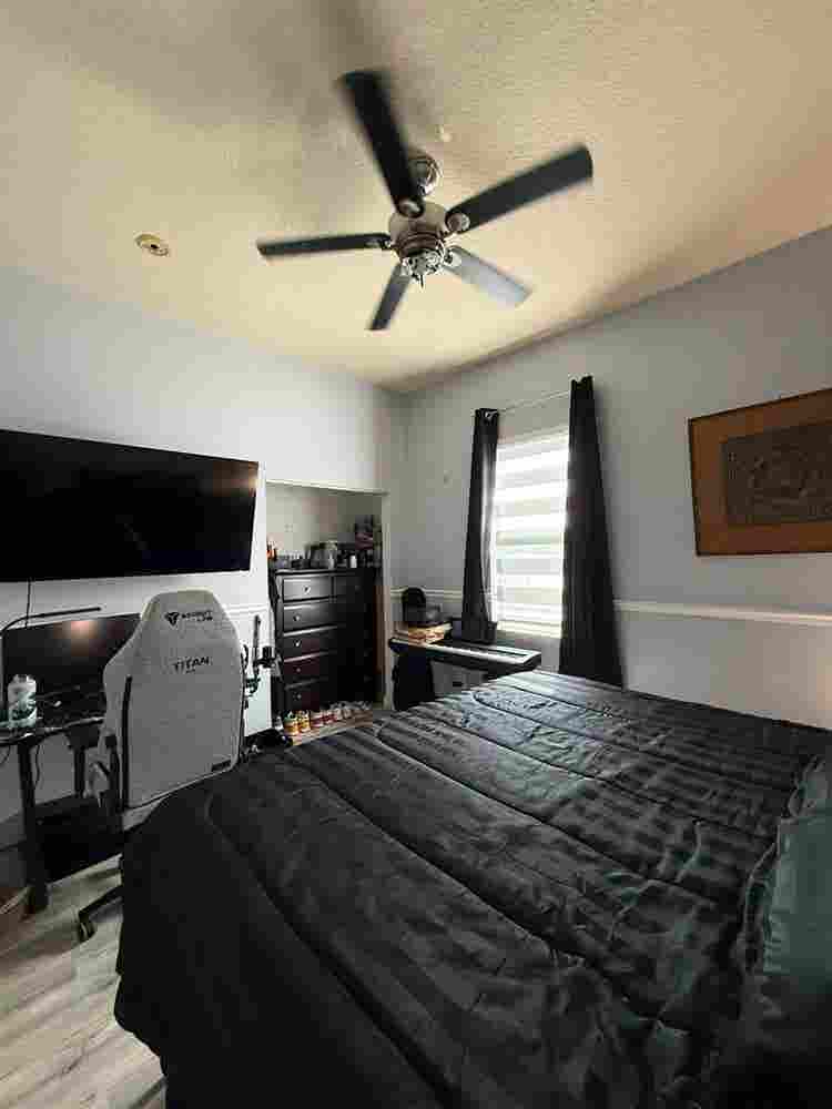 Weston Nice Room in a Nice House.