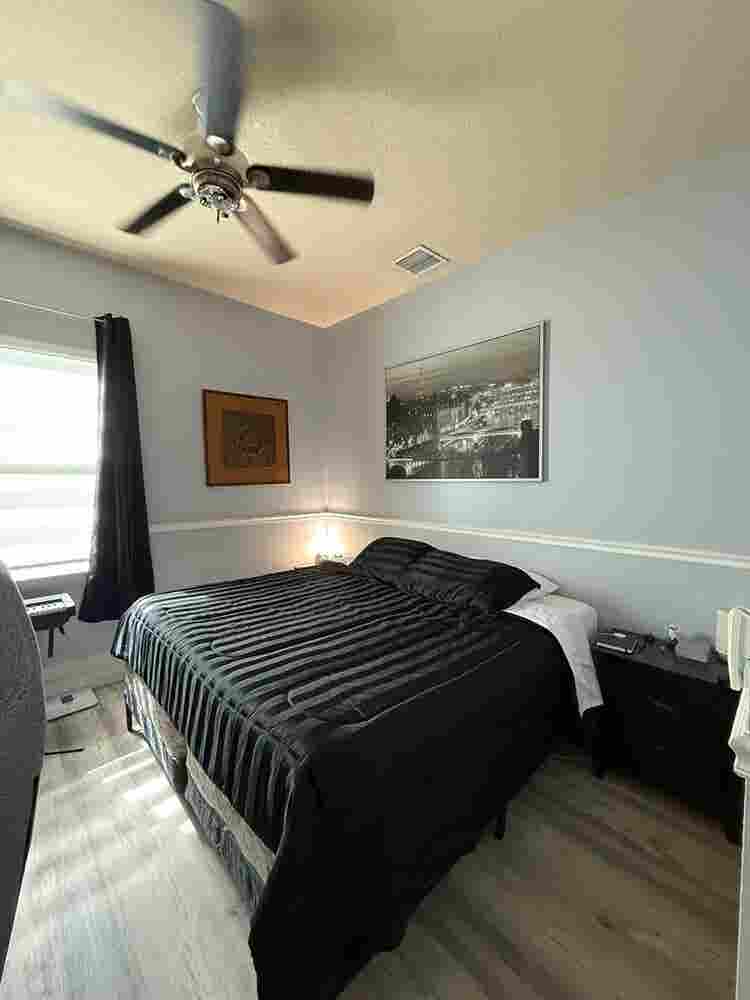 Weston Nice Room in a Nice House.