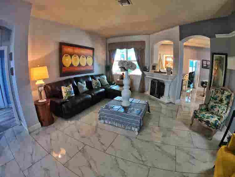 Weston Nice Room in a Nice House.