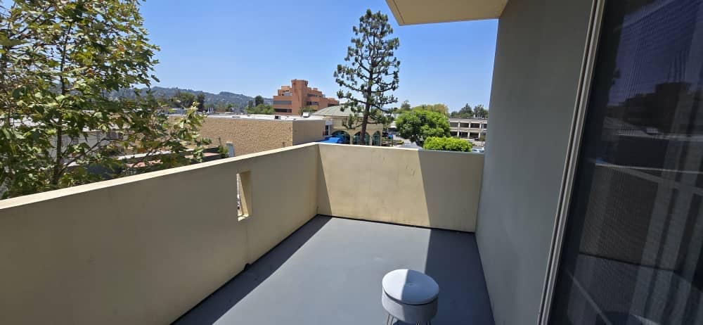 PRIVATE ROOM FOR RENT (LUXURY APT)