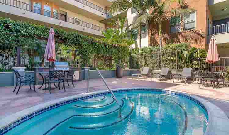 PRIVATE ROOM FOR RENT (LUXURY APT)