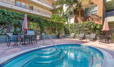 PRIVATE ROOM FOR RENT (LUXURY APT)