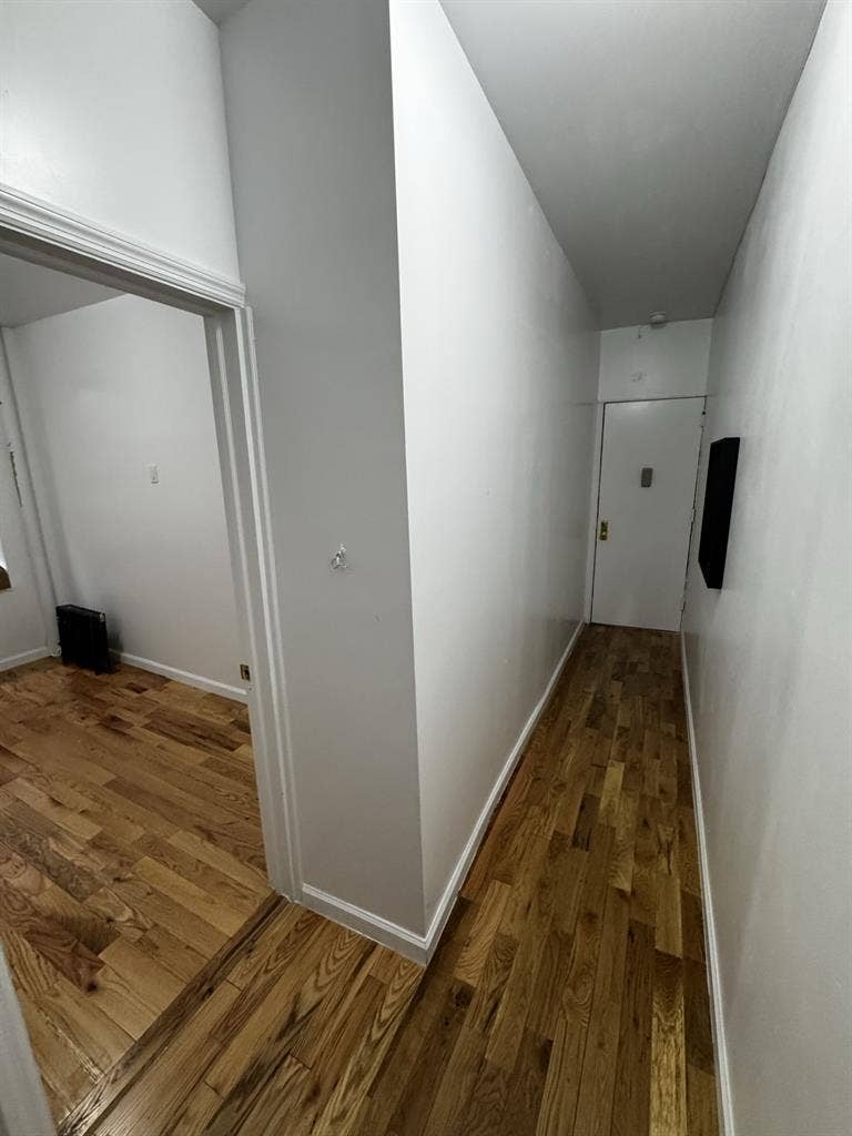 Affordable room near train for rent