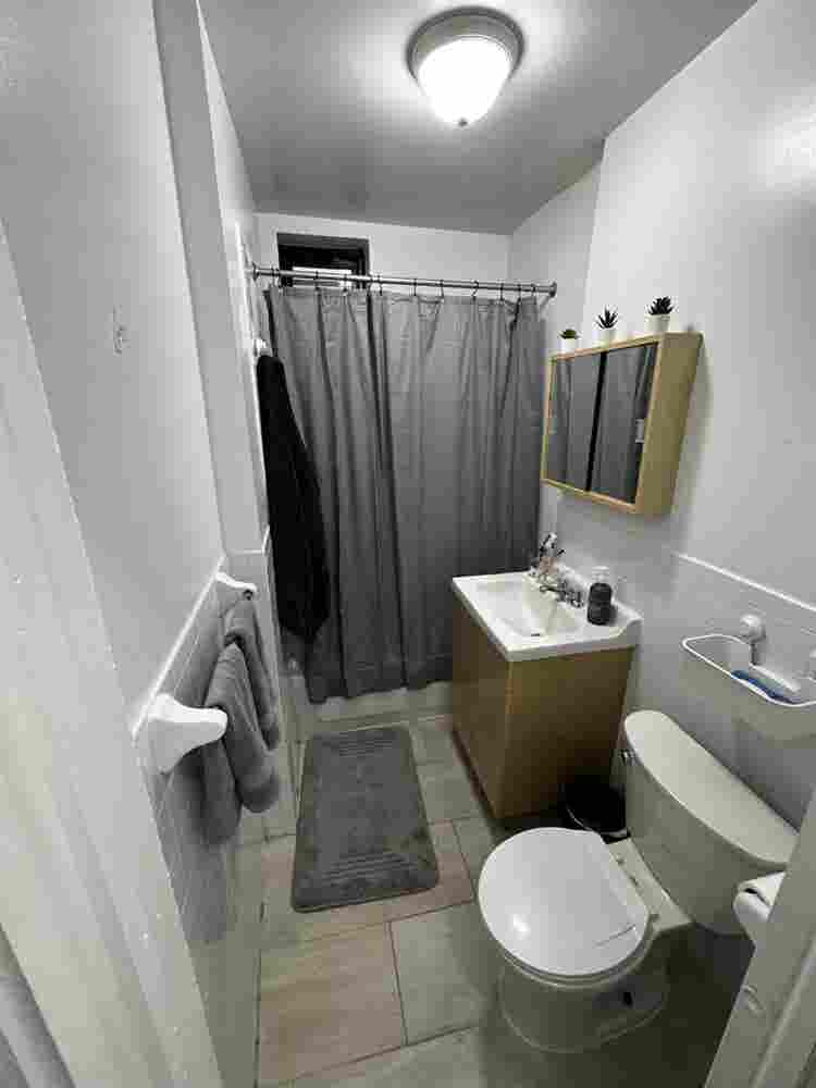 Affordable room near train for rent
