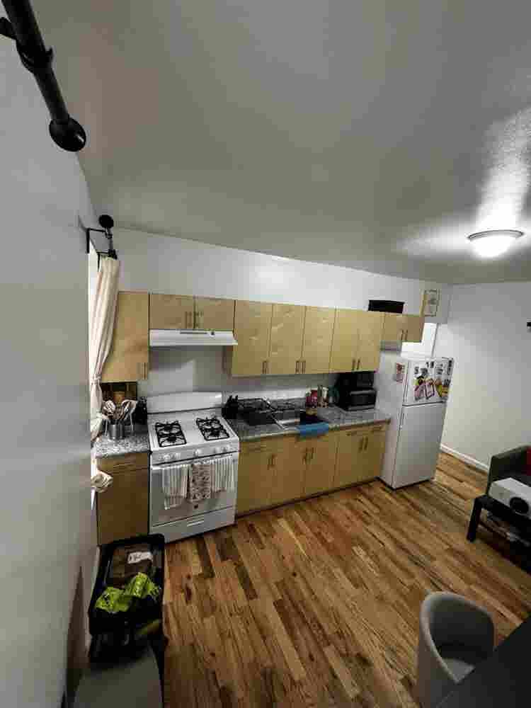 Affordable room near train for rent