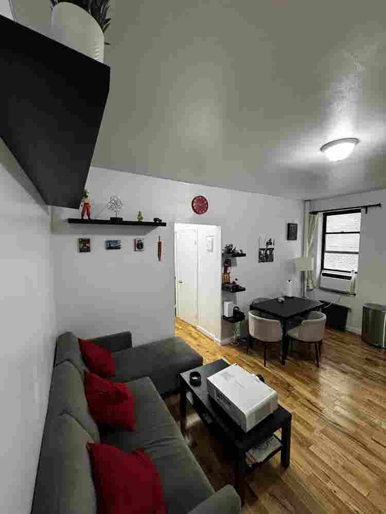 Affordable room near train for rent