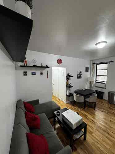 Affordable room near train for rent