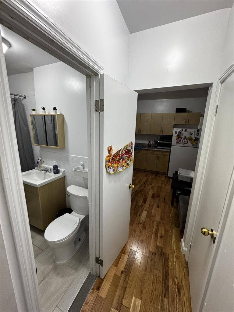 Affordable room near train for rent