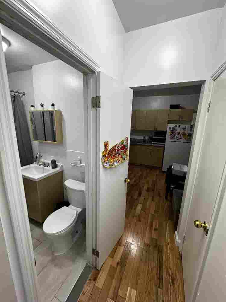 Affordable room near train for rent