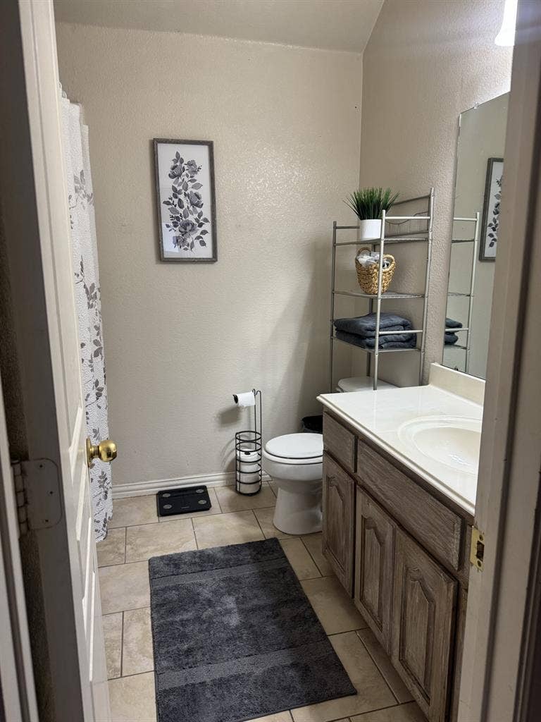 Cozy room for rent; Prime Location