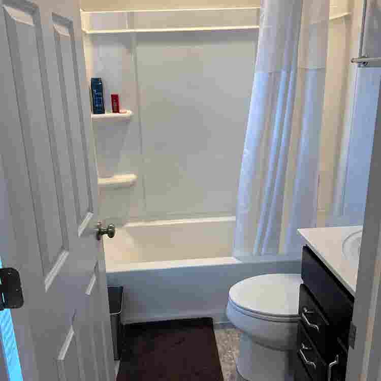 Private bedroom/bathroom in Batavia