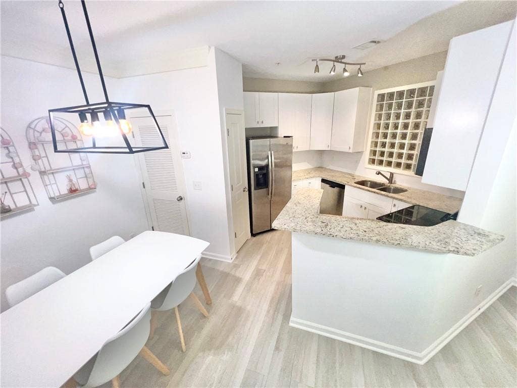 Furnished Room Near Perimeter Mall