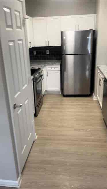 Valet trash, pool, gym, 3 stories,