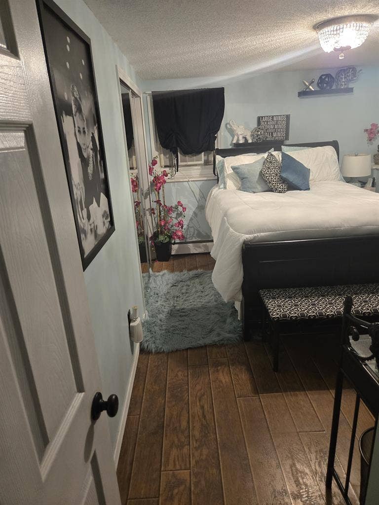 Furnished bedroom/private bathroom