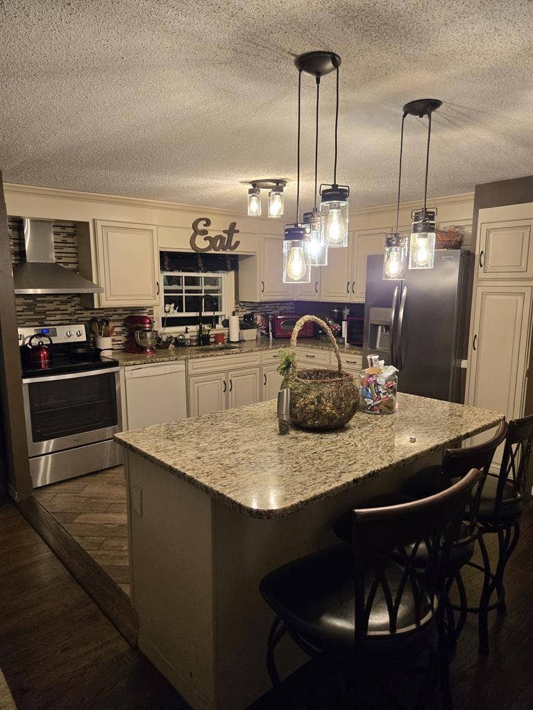 Furnished bedroom/private bathroom