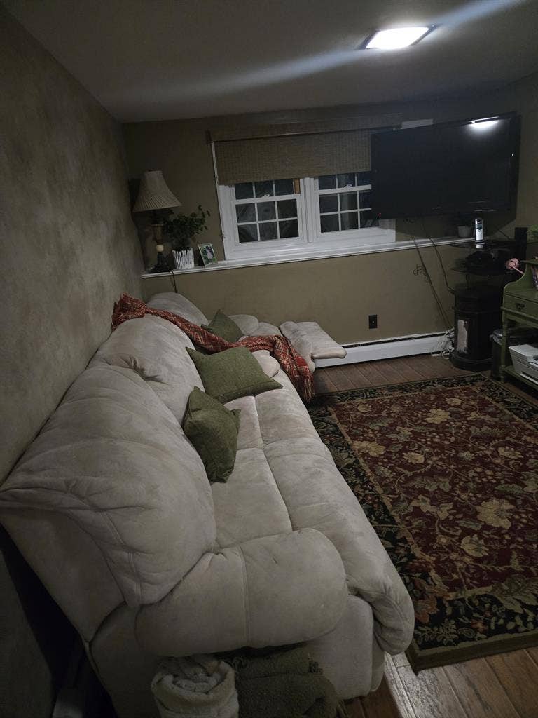 Furnished bedroom/private bathroom