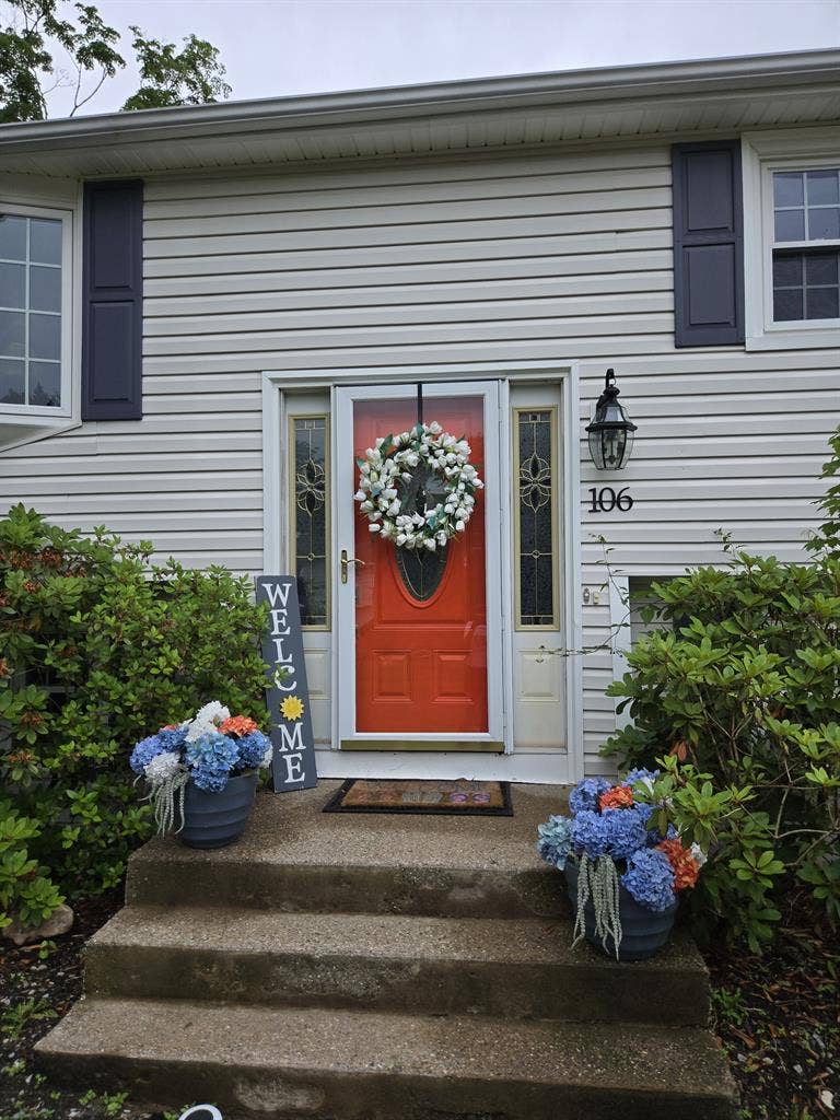 Furnished bedroom/private bathroom