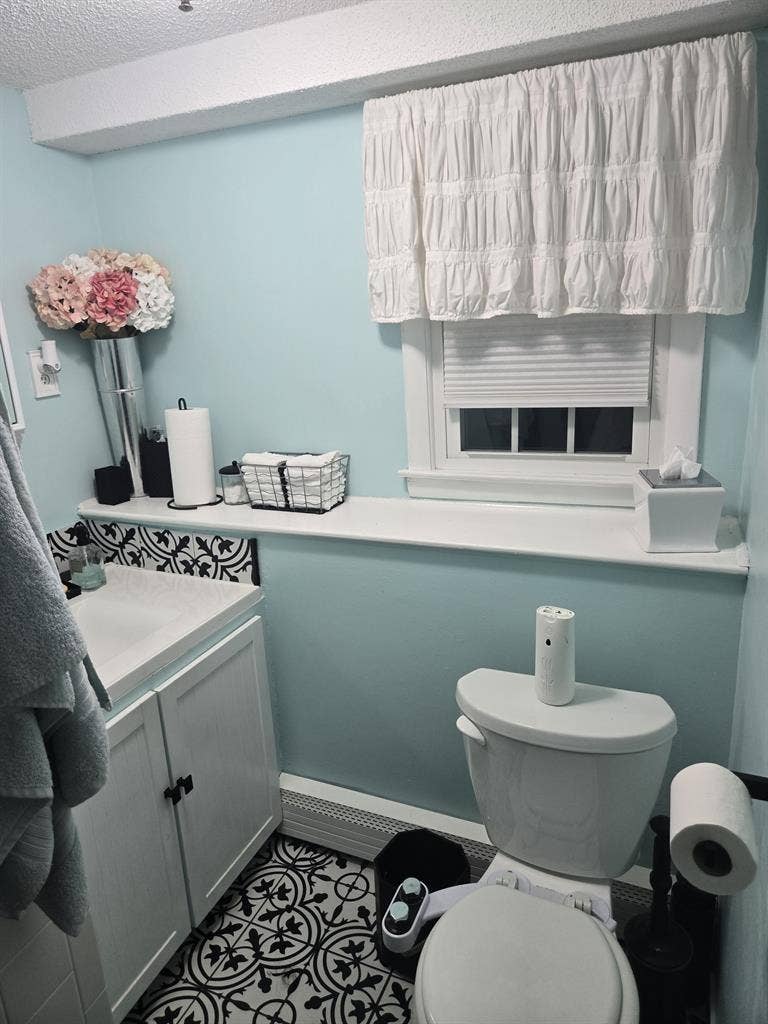 Furnished bedroom/private bathroom